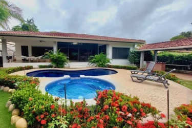 Elegant villa featuring swimming pool, jacuzzi in Coronado Golf Resort Panama
