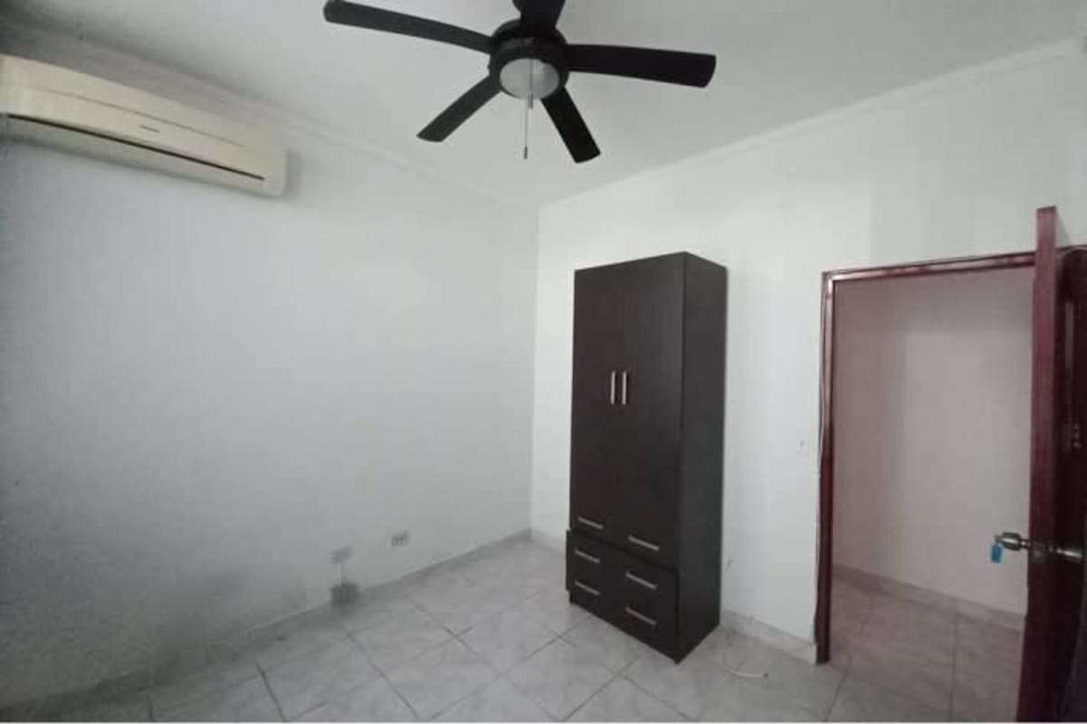 Minimalist bedroom with AC ceiling fan wardrobe PH Chaquira Panama