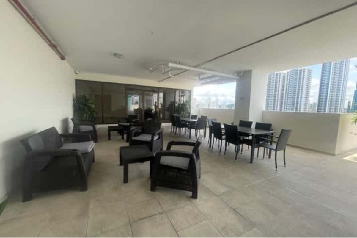 Covered balcony outdoor space with black furniture city view PH Vía España Panama