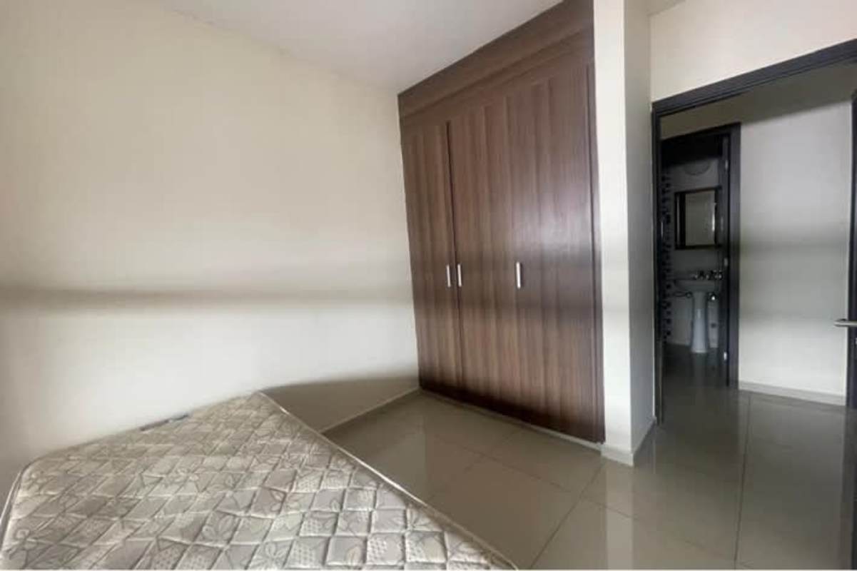 Bedroom with built-in closet, large window in PH Vía España apartment Río Abajo Panama City