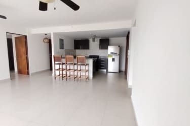 Contemporary kitchen with appliances and breakfast bar in PH Midrise Panama Pacifico