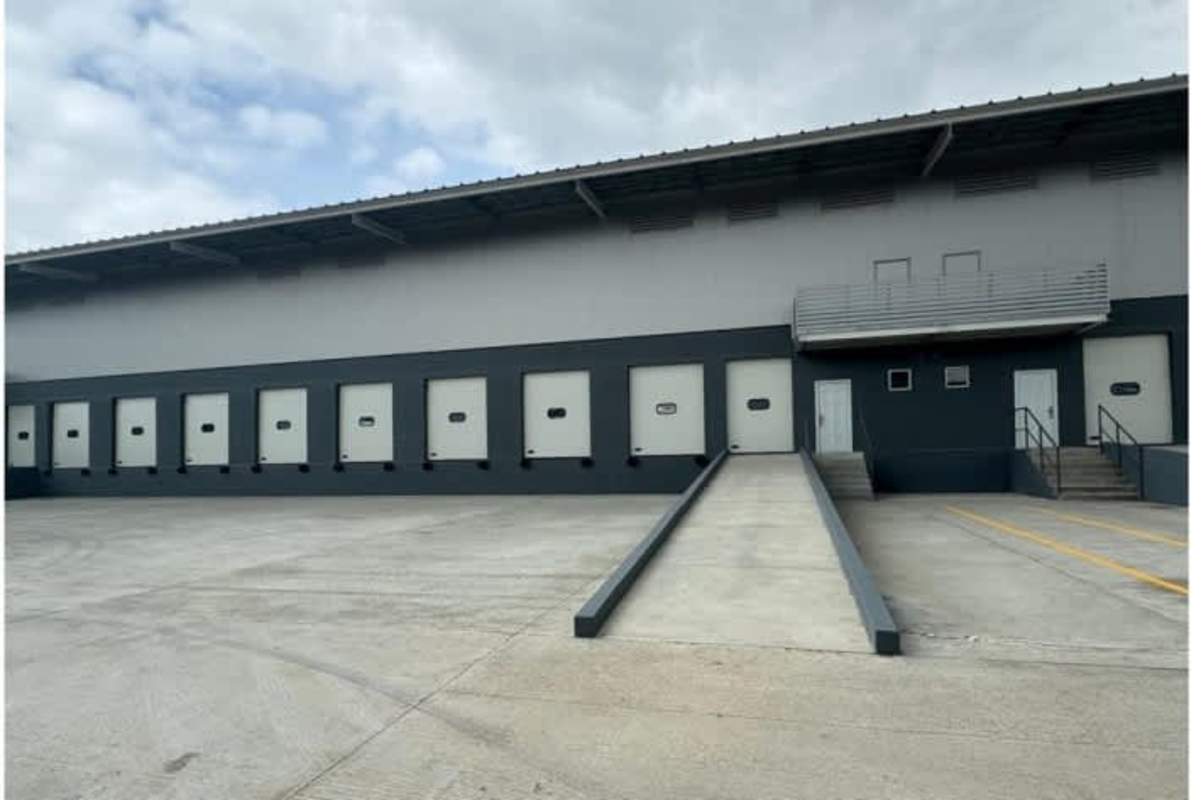 Warehouse with wide loading zones, concrete ramps, and truck access in Llano Bonito Panama