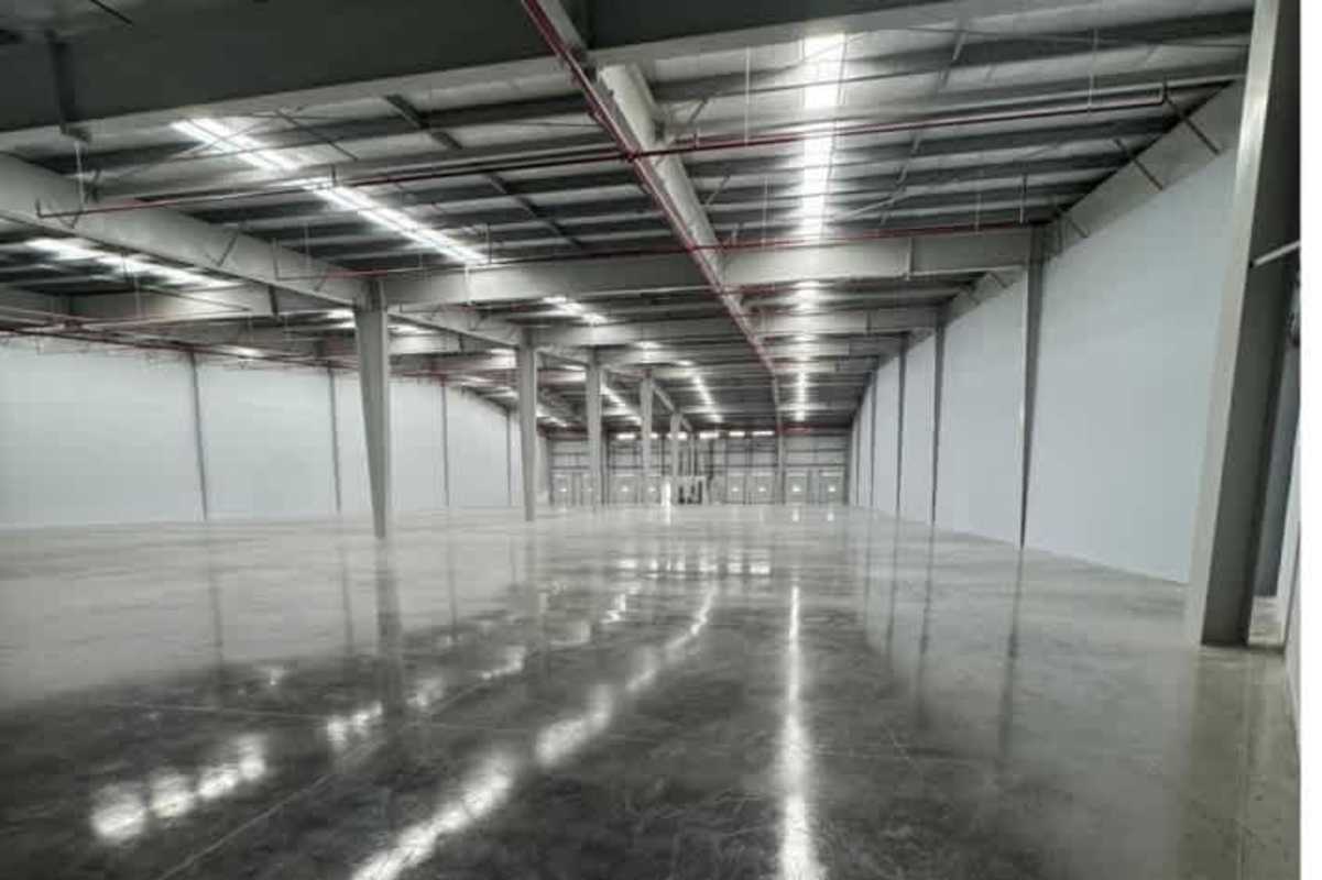 Spacious empty warehouse with polished concrete flooring and high industrial ceilings in Panama City