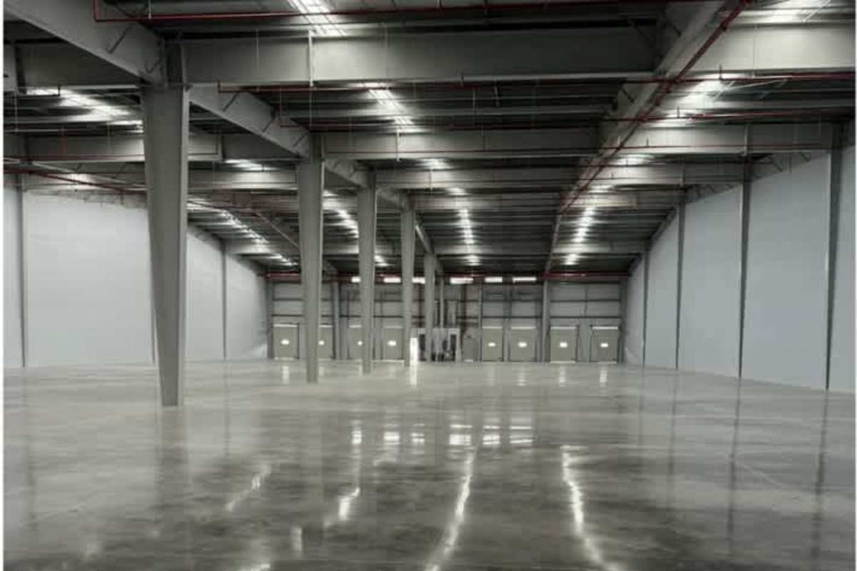 Warehouse interior with translucent skylights, polished concrete, and sprinkler system Llano Bonito