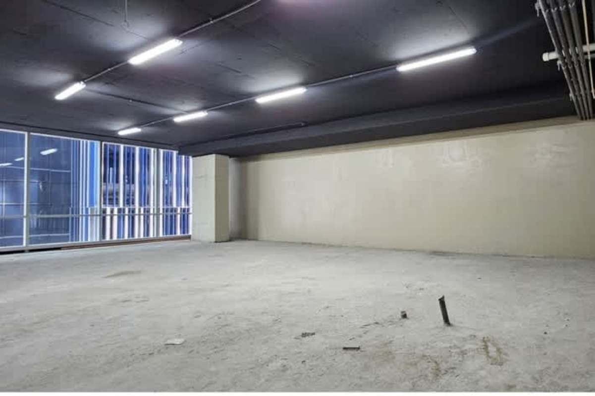 Spacious corporate office floor with large windows and exposed ceiling in Santa Maria Business District Panama