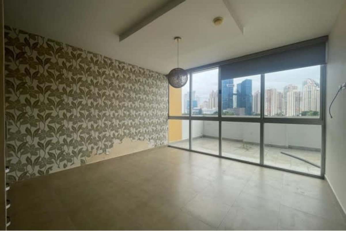 Bedroom with built-in wardrobe and window in PH San Francisco Bay Panama