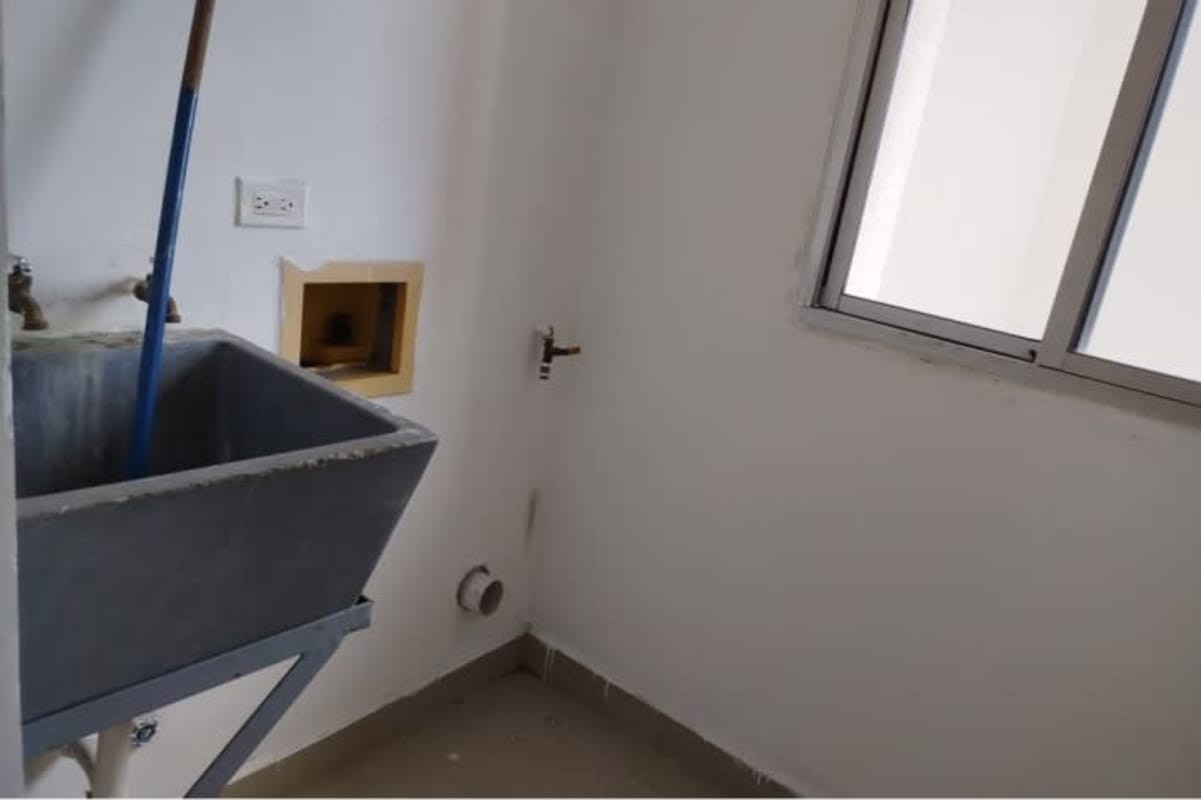 Contemporary bathroom with tiled walls, mirror, vanity and walk-in shower PH Carrasquilla Residence Panama
