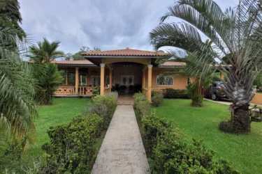Covered terrace at country house in Capira with mountain and garden views