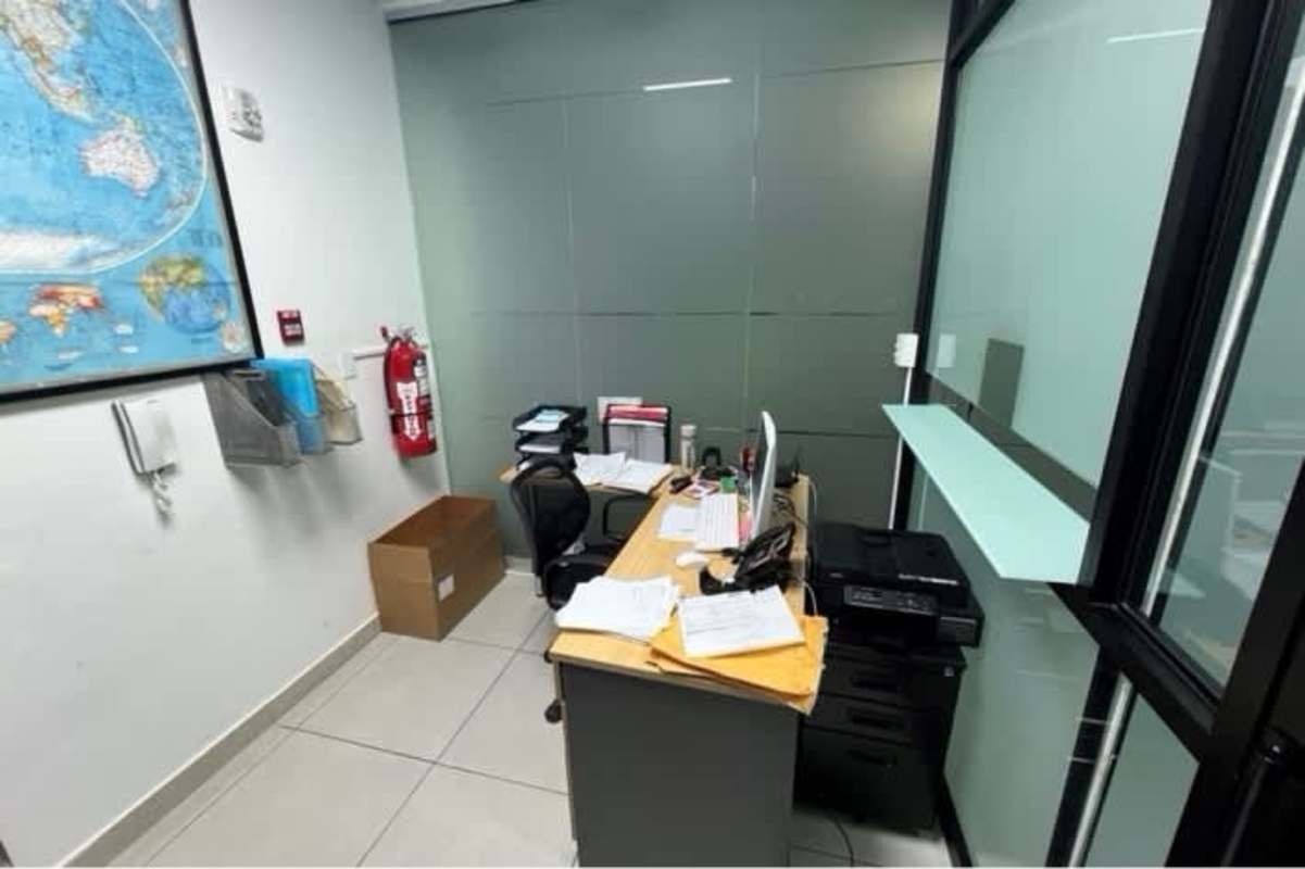 Glass wall meeting workspace with desks and chairs Edison Corporate Center Betania Panama