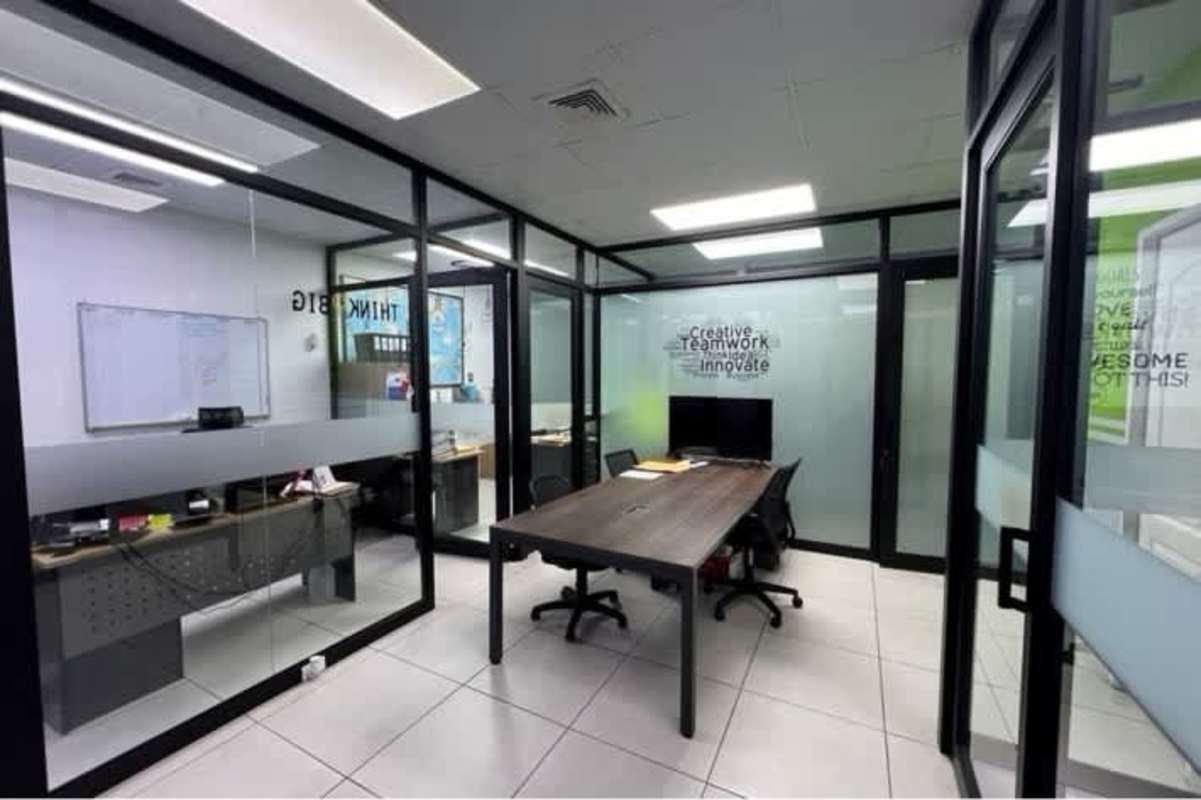 Workspace within Edison Corporate Center featuring glass partitions Panama City