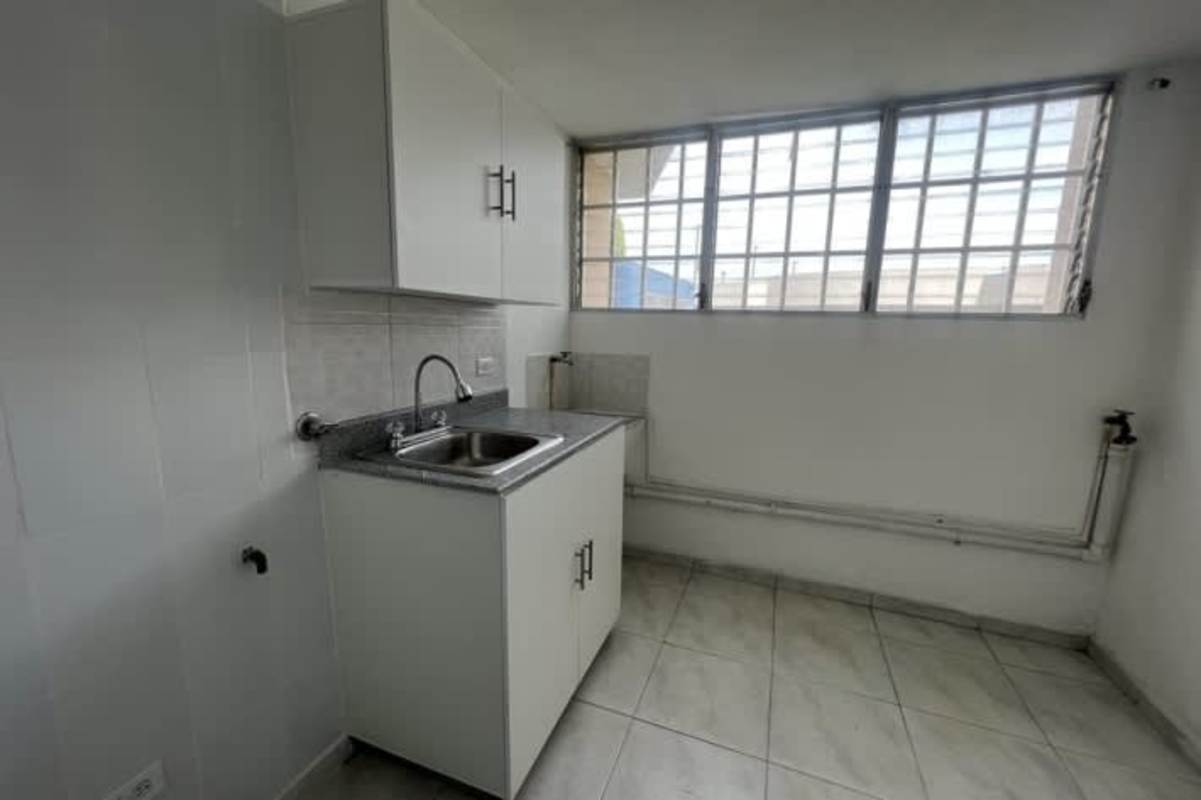 Bright ventilated kitchen with cabinets Llano Bonito Juan Díaz Panama apartment