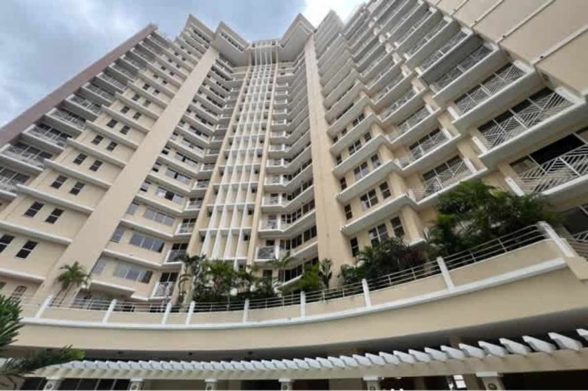 High-rise residential tower PH Vista Nova with balconies and amenities in El Cangrejo Panama