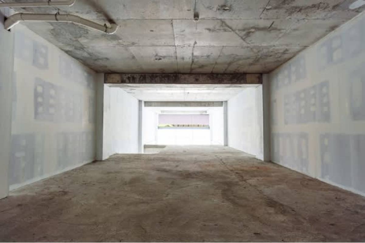 Unfinished garage with concrete floors exposed pipes Betania retail center for rent Panama City