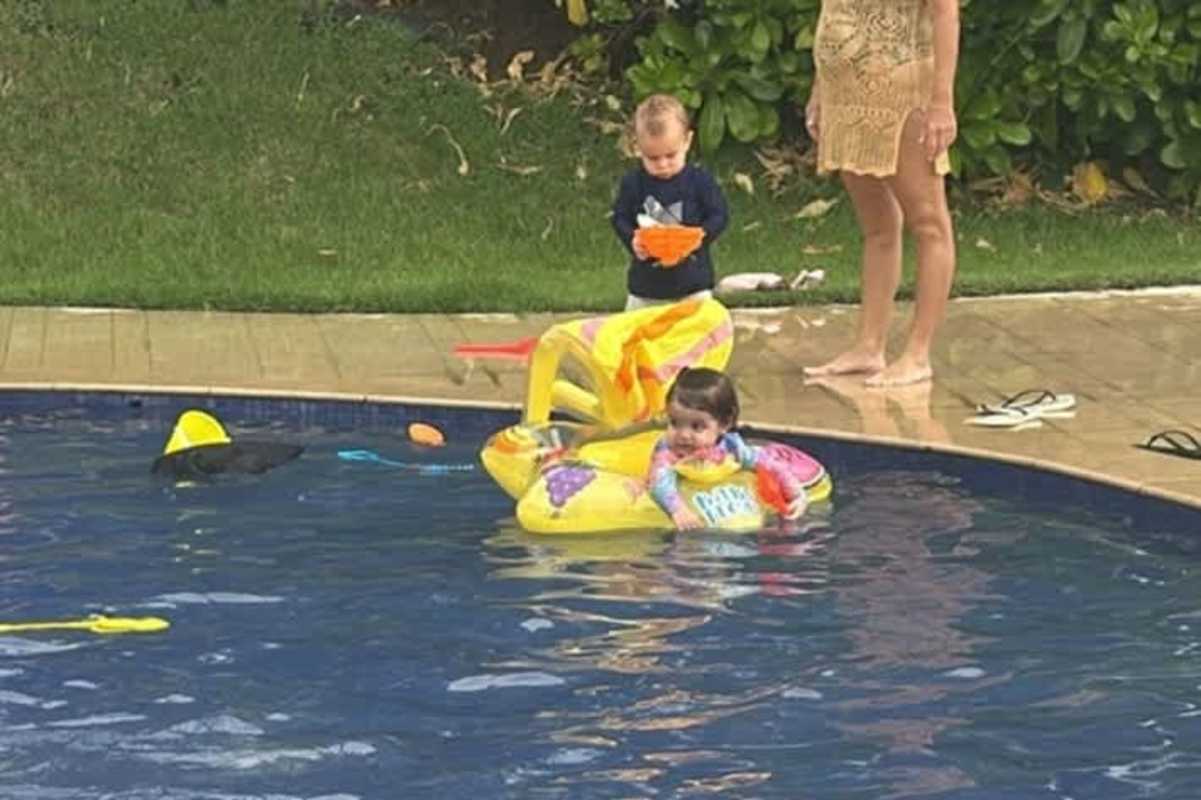 Swimming pool with sun deck, children playing PH Torres de Carrasquilla San Francisco Panama