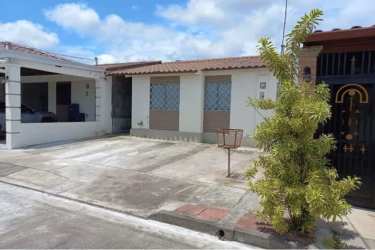 Covered terrace laundry area backyard Villas de Arraiján