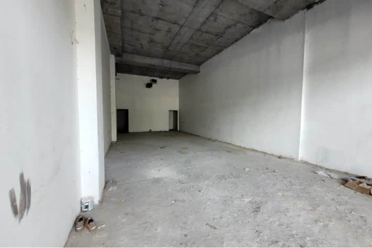 Unfinished warehouse style commercial space with concrete floors and ceiling at El Dorado Panama City Betania