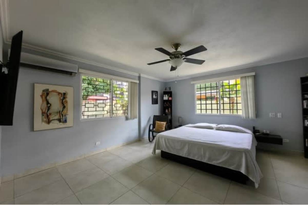 Spacious House plus Independent Apartment in Betania Panama