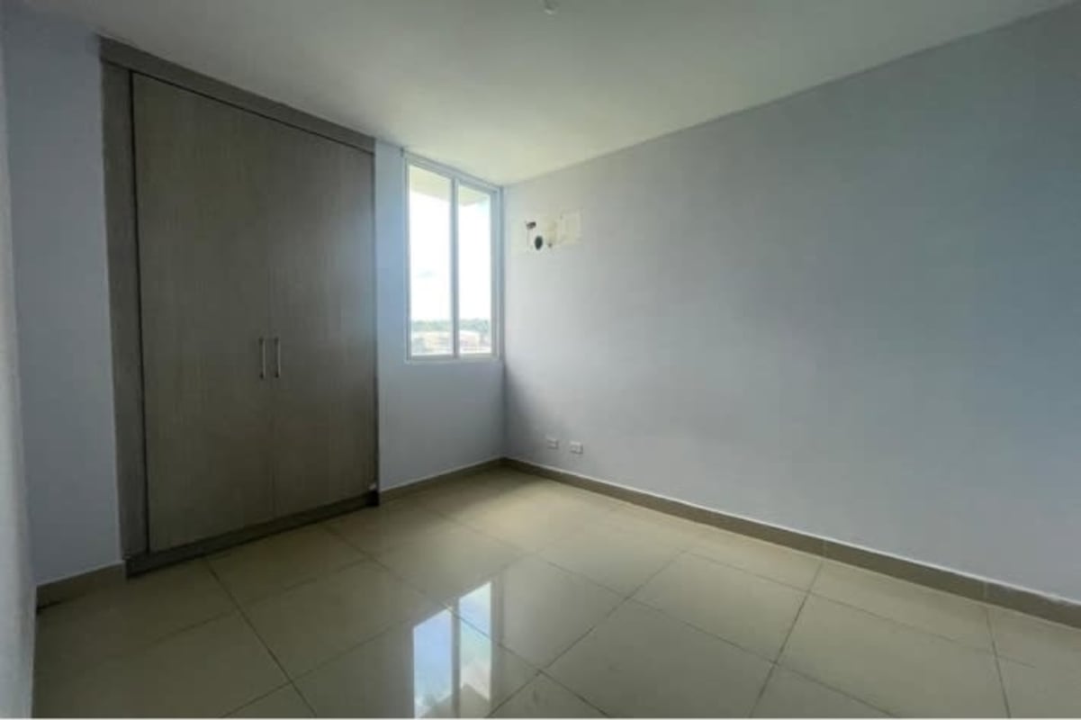 Master bedroom with closet space and natural light PH Condado Gardens Panama City