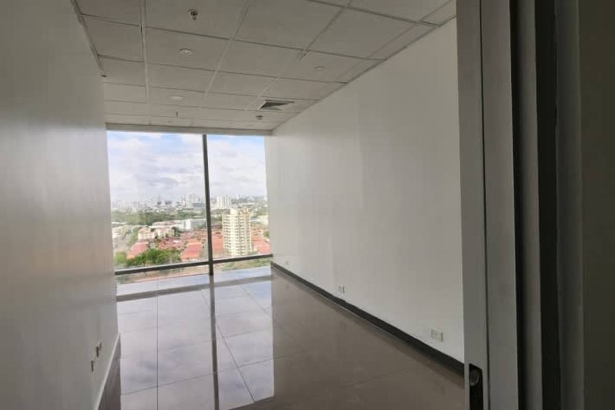 Interior glass-walled private office with natural lighting in PH Torre Aseguradora Ancón Costa del Este Panama