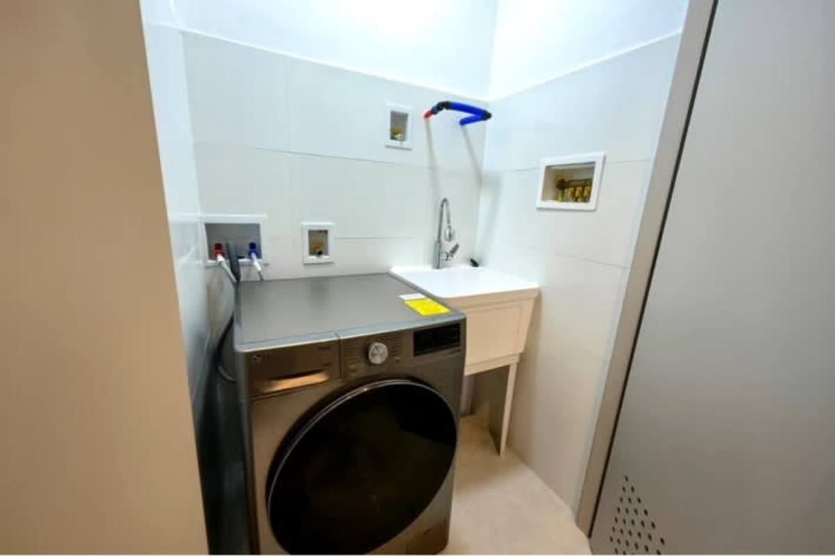 Contemporary kitchen with cabinets, quartz countertops, stove, range hood in PH The Park El Cangrejo Panama