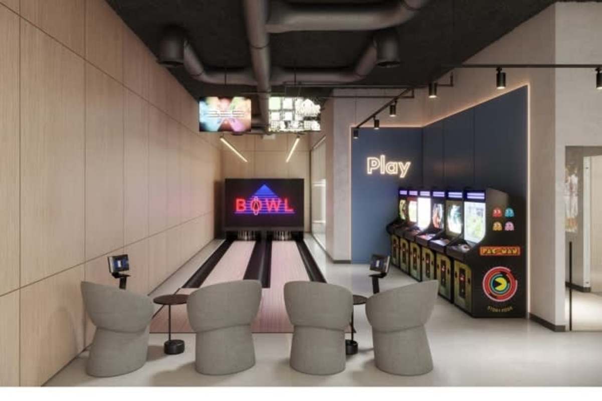 Rooftop mini golf course overlooking Panama City skyline PH Moderna Marbella