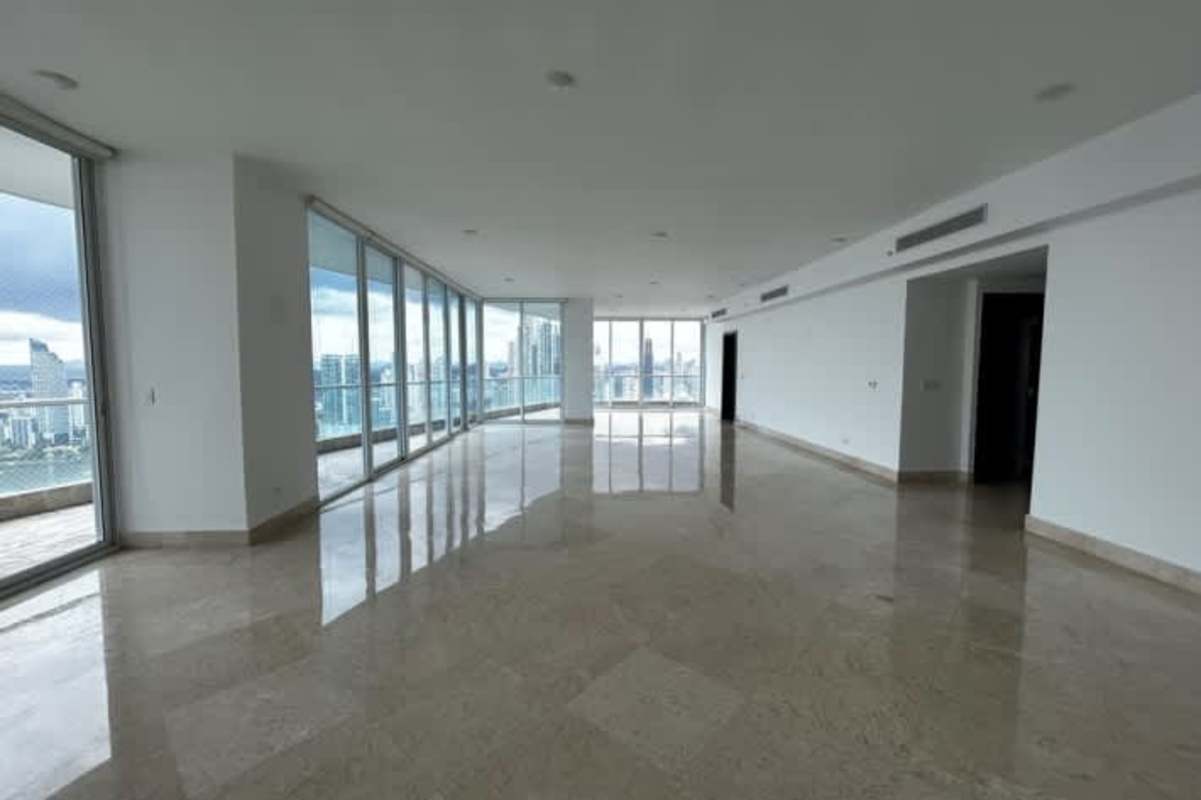 Large bedroom with ensuite, built-in wardrobes, panoramic views in PH The Venetian Punta Paitilla Panama