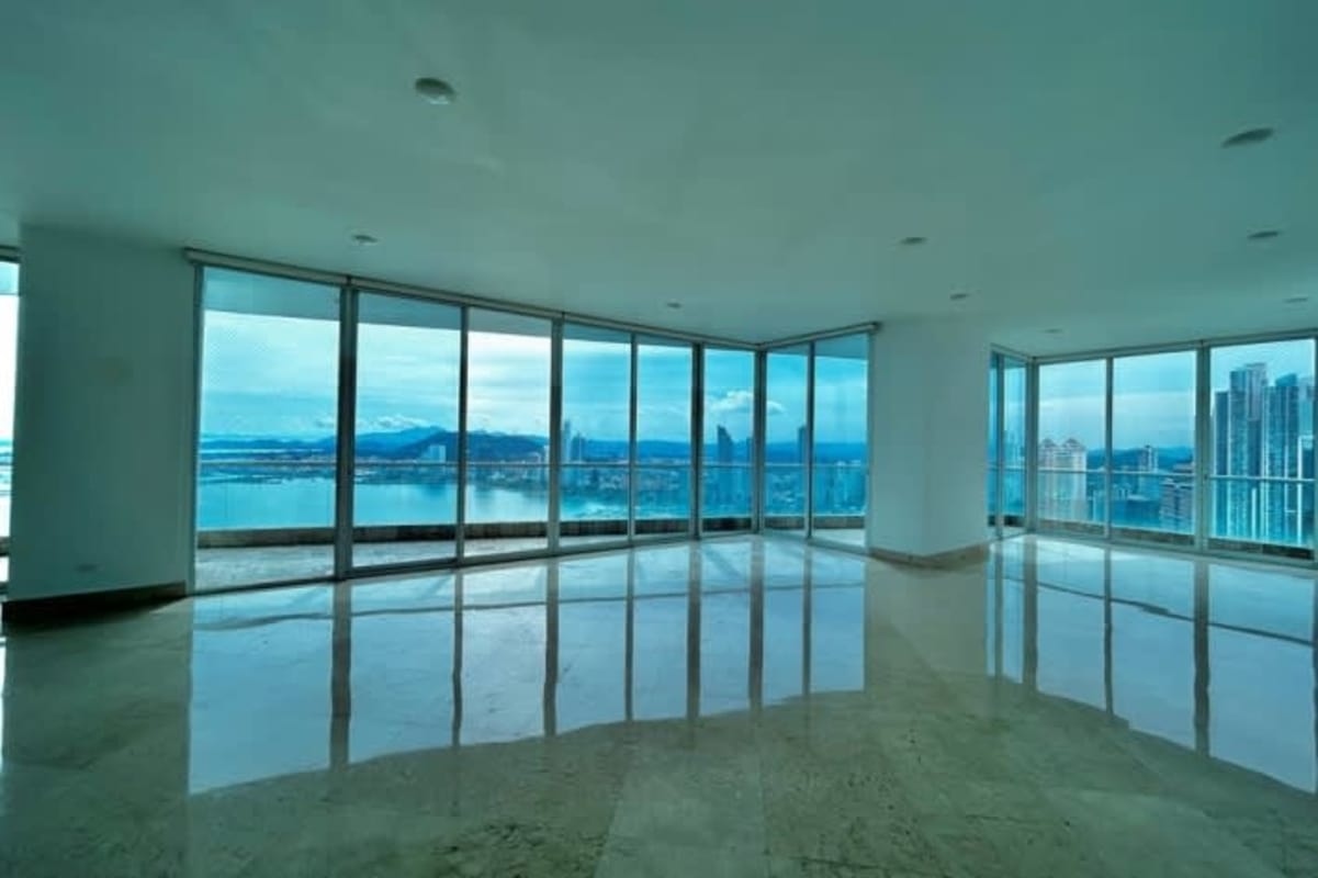 Luxury kitchen with granite counters, island, stainless appliances in PH The Venetian Punta Paitilla Panama