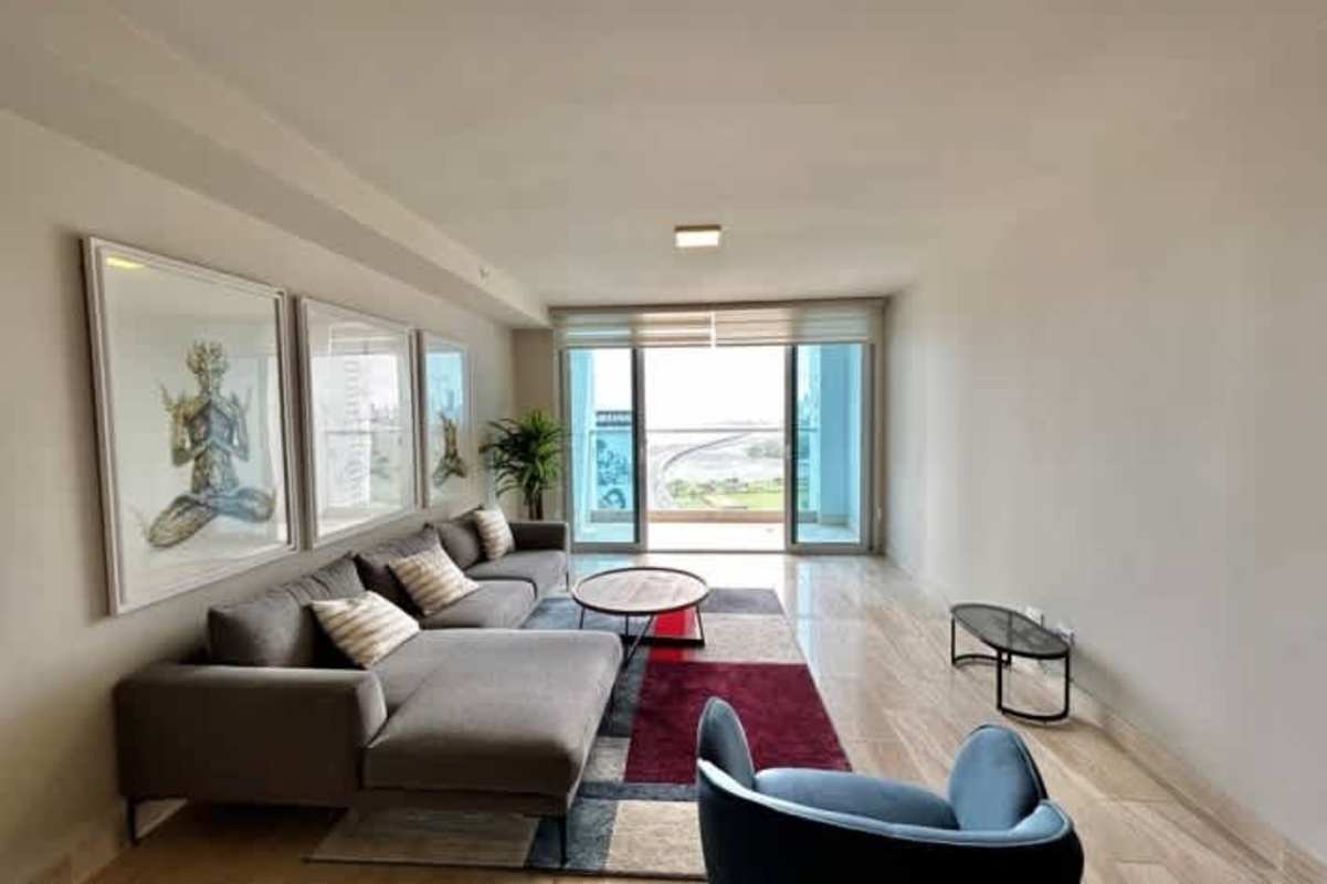 Bright secondary bedroom with ensuite bath at PH Pacific Point Costa del Este Panama