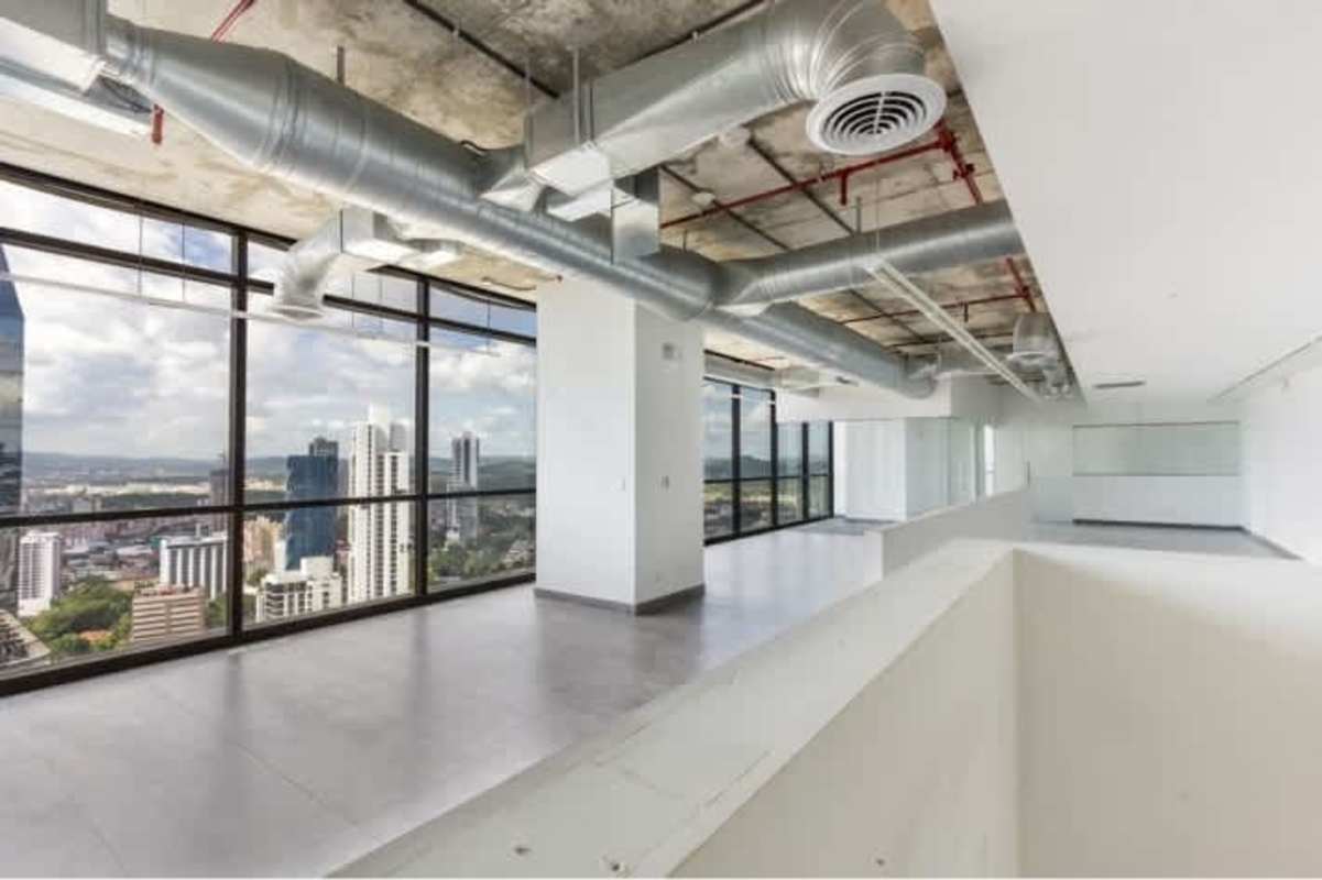 Large open-plan office space with floor-to-ceiling windows in PH BICSA Tower Panama City