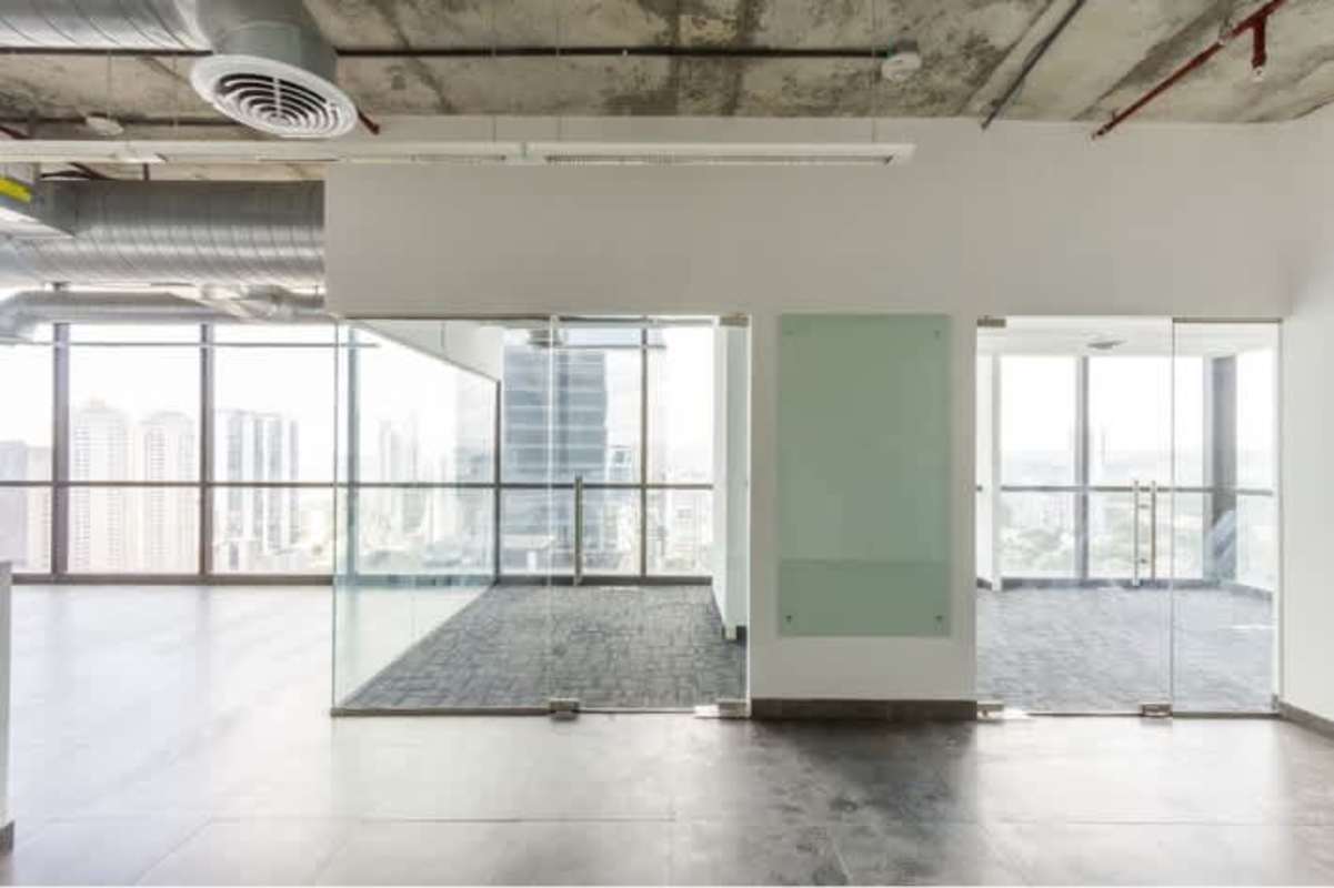 Glass-walled open workspace with city view in PH BICSA Tower Obarrio