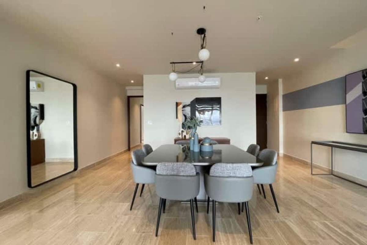 Modern dining room with floor-to-ceiling windows and skyline views in PH Paramount Panama