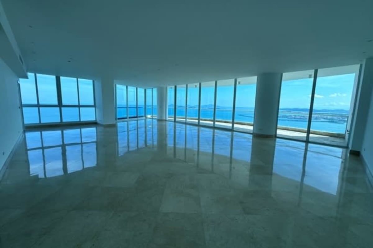 Spacious master bedroom with panoramic sea views, marble flooring and built-in closets in PH Pacific Point Punta Paitilla