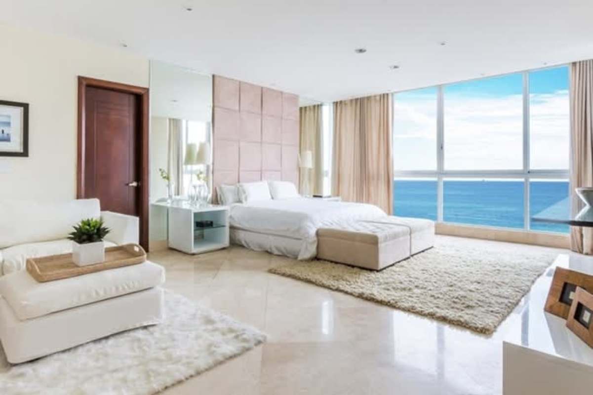 Open dining space with panoramic ocean views, floor-to-ceiling windows in PH The Point Punta Paitilla Panama City