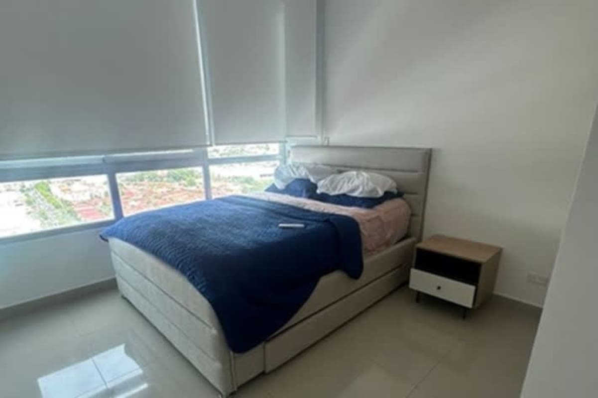 Furnished master bedroom featuring large windows, ocean and skyline view in PH Mirador Costa del Este