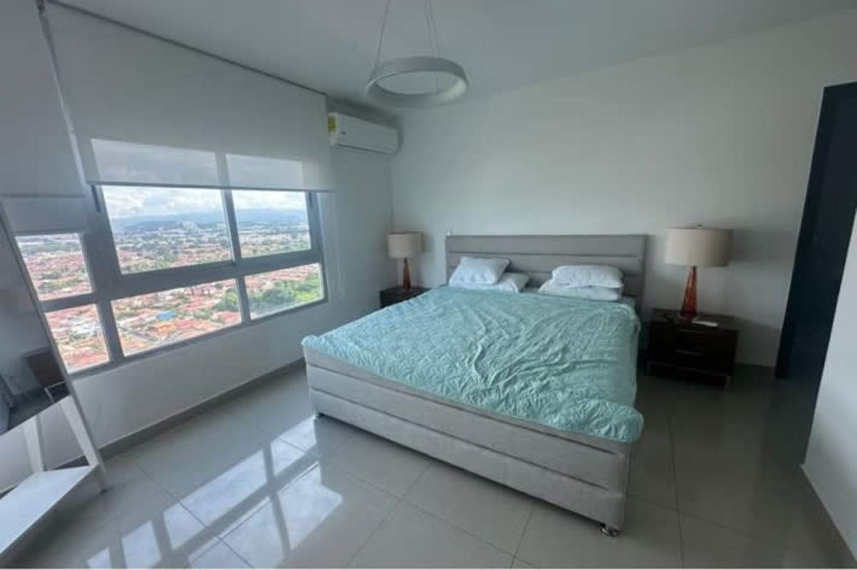 Modern second bathroom with enclosed shower in PH Mirador Costa del Este Panama City