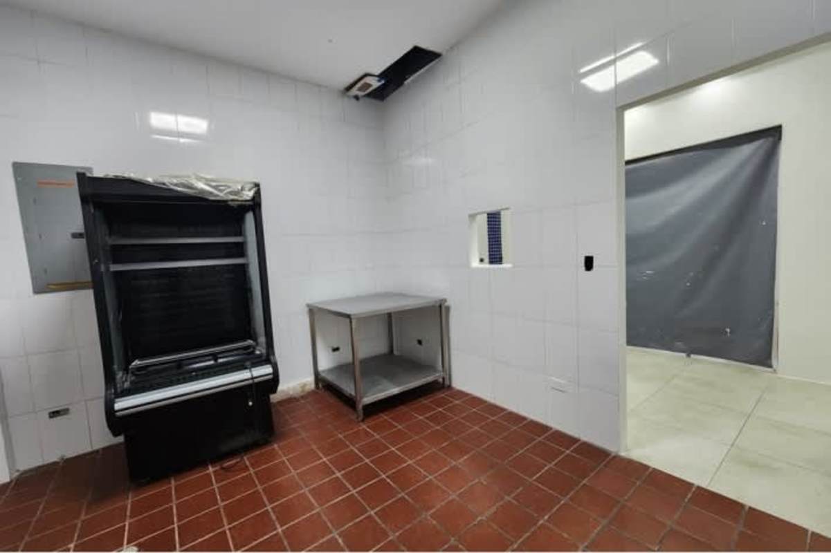 Interior commercial kitchen with stainless prep table, tiled walls, equipment PH Torre Banesco Panama