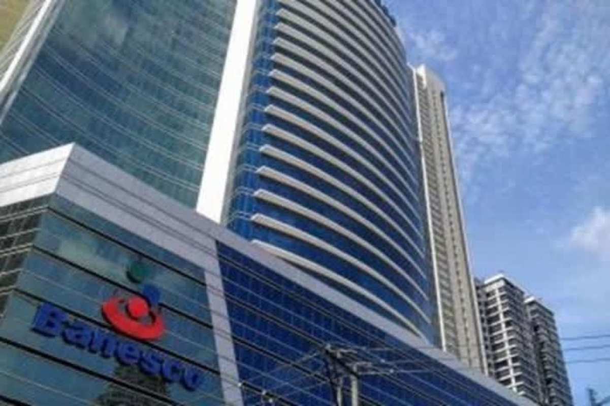 Modern commercial tower with secure entrance, parking, security booth PH Torre Banesco Panama City