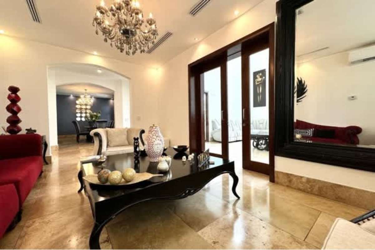 Dining room with chandelier and large table in luxury Santa María house Panama for rent