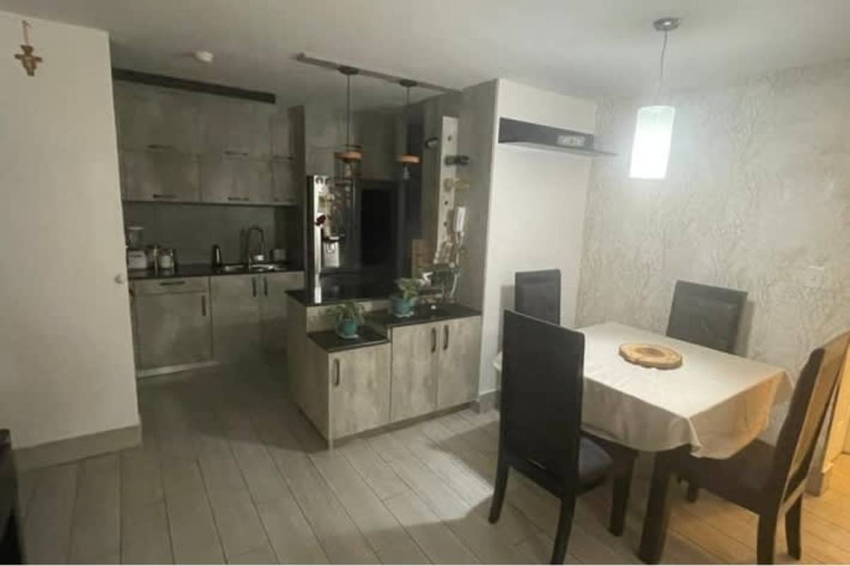 Contemporary bathroom with glass shower and pedestal sink in PH Splendor By The Park Carrasquilla Panama City