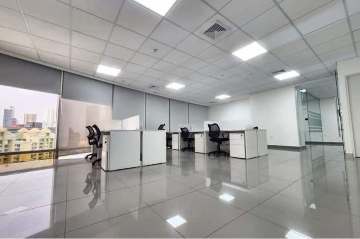 Spacious open office area with natural light, desks, and glass partitions in Torre Aseguradora Ancón Panama