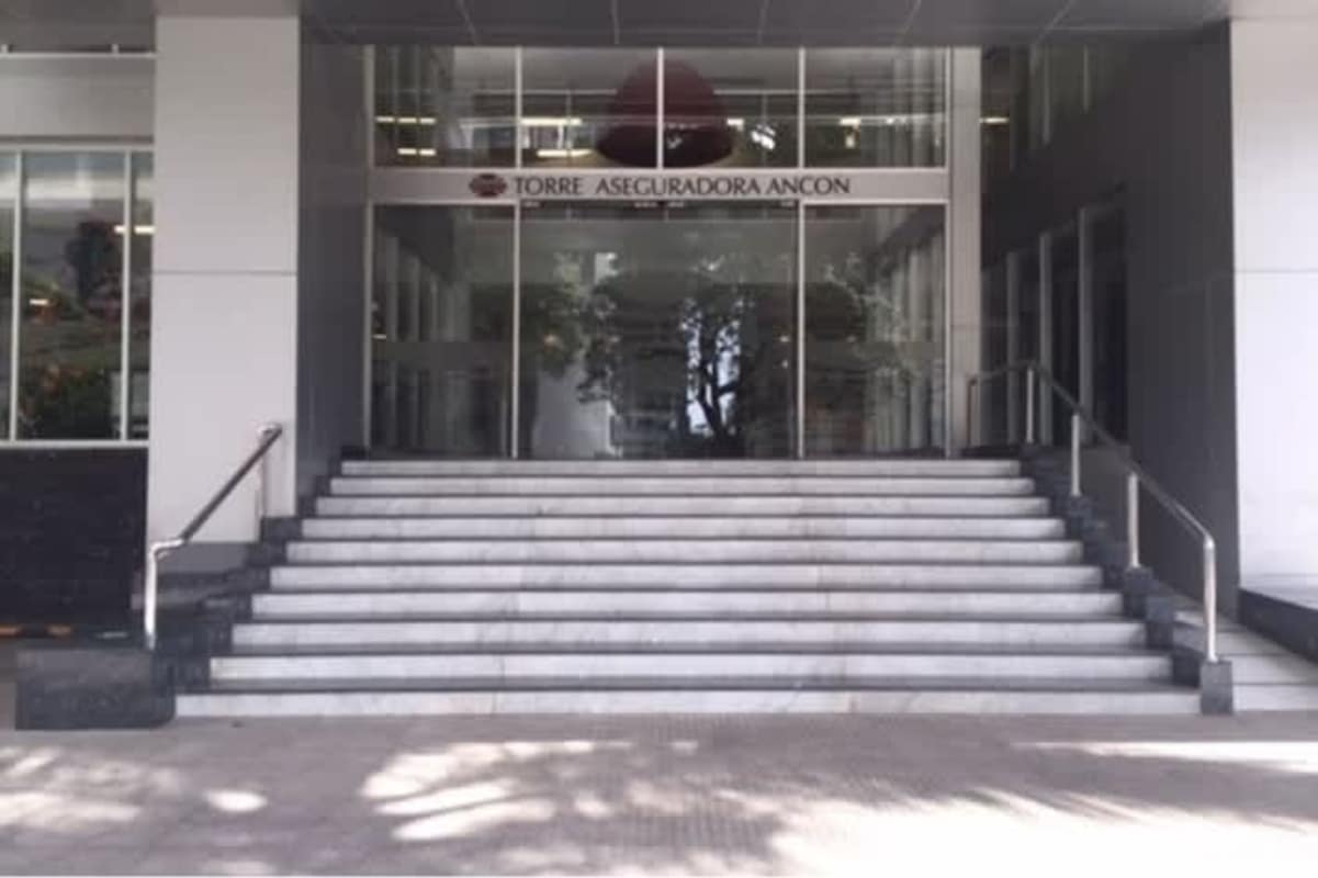 Main lobby entrance with glass doors and reception of PH Torre Aseguradora Ancón Costa del Este Panama