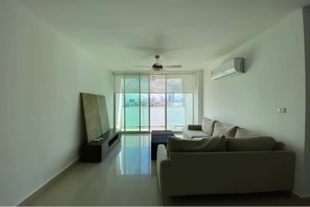 Second bedroom with built-in closet and panoramic window in PH Marina Plaza Paitilla Panama