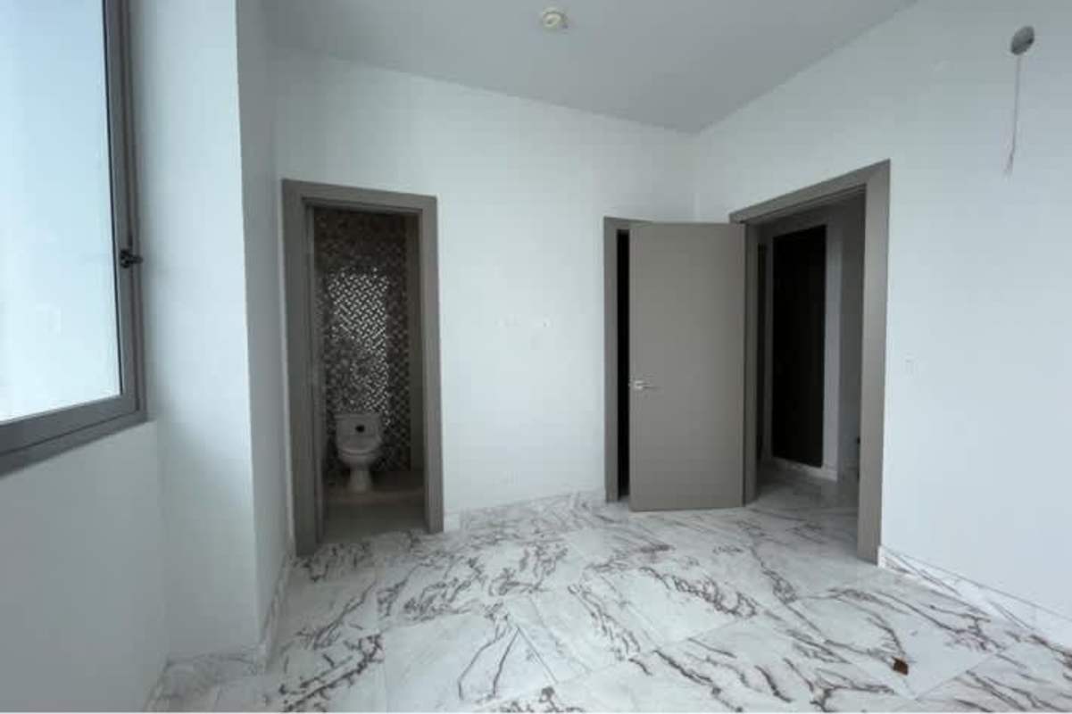 Elegant bedroom with marble floors, en-suite bath with glass shower, city and ocean views PH Costa del Este