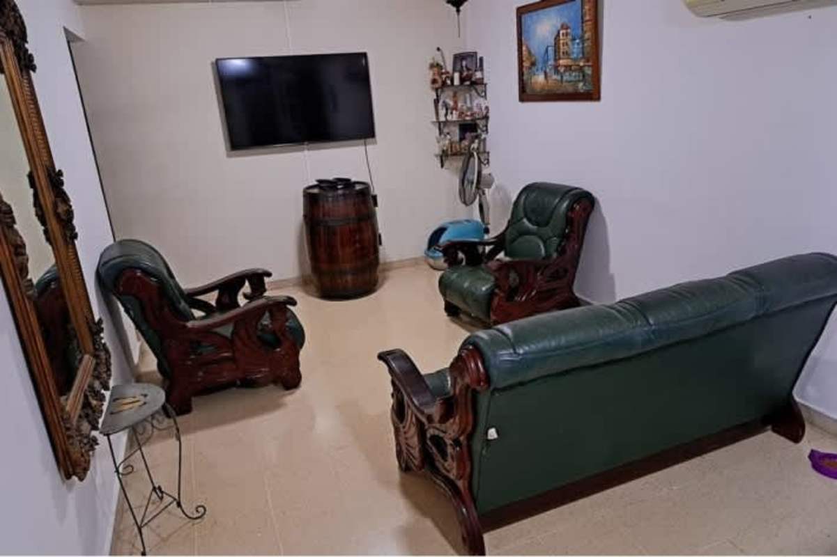 Traditional living room green leather sofa wall TV in Las Américas Panama