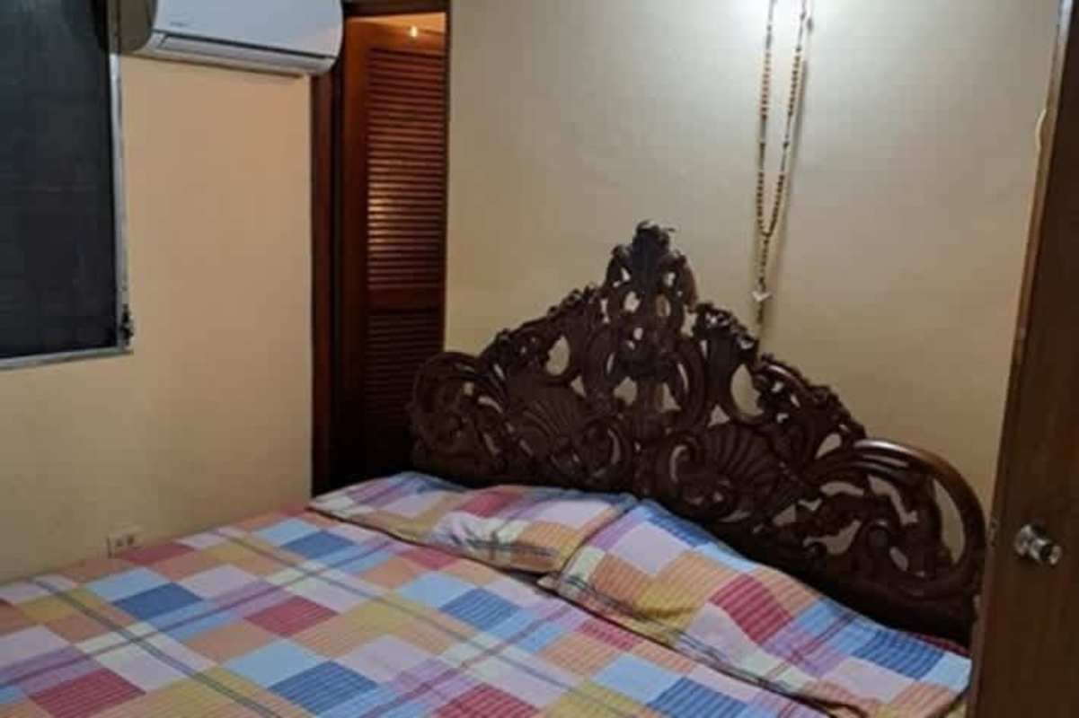 Traditional bedroom carved wood headboard, AC, louvered closet Panama