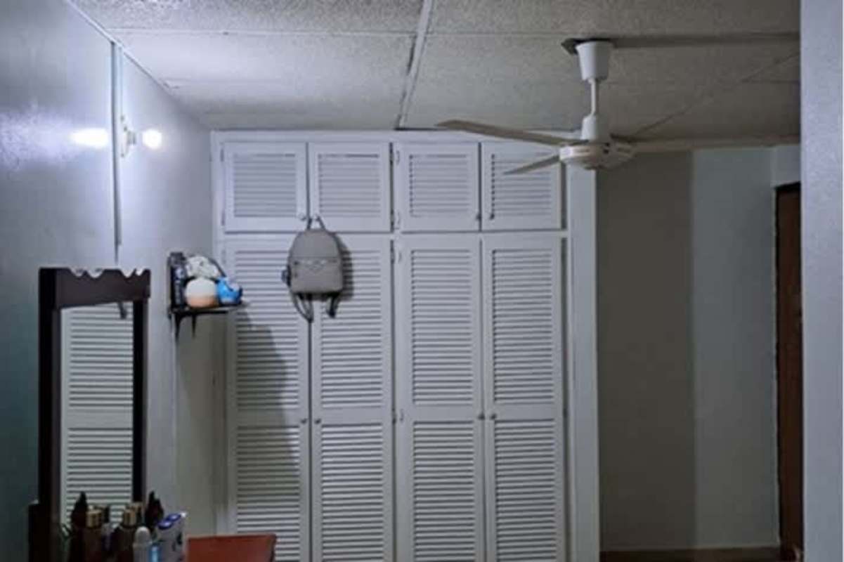 Bedroom with ensuite bathroom, fan, traditional furniture Las Americas Panama