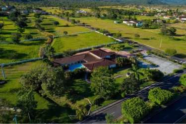 Aerial architectural plan showing 3 bedroom, 3 bathroom layout in Boquete Canyon Village