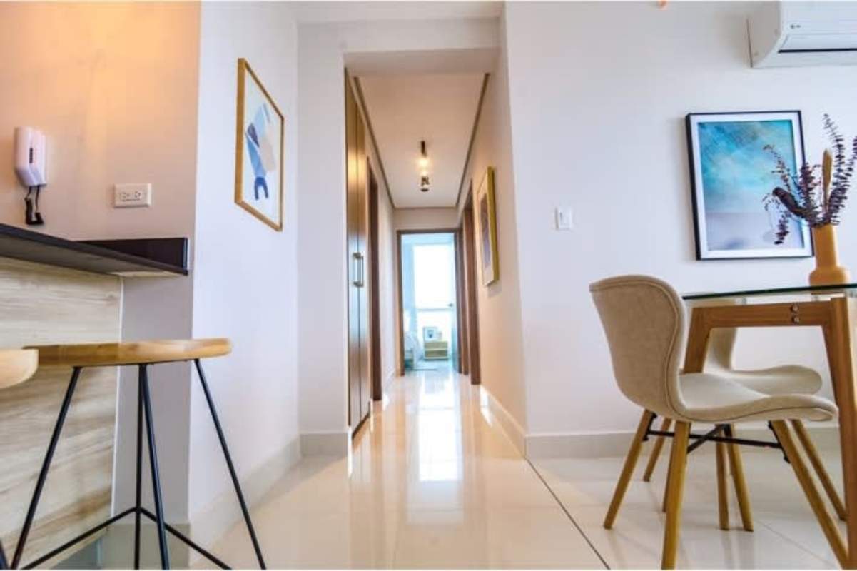 Bright bedroom with big window, closet, and AC in PH Alto Río, Río Abajo Panama City