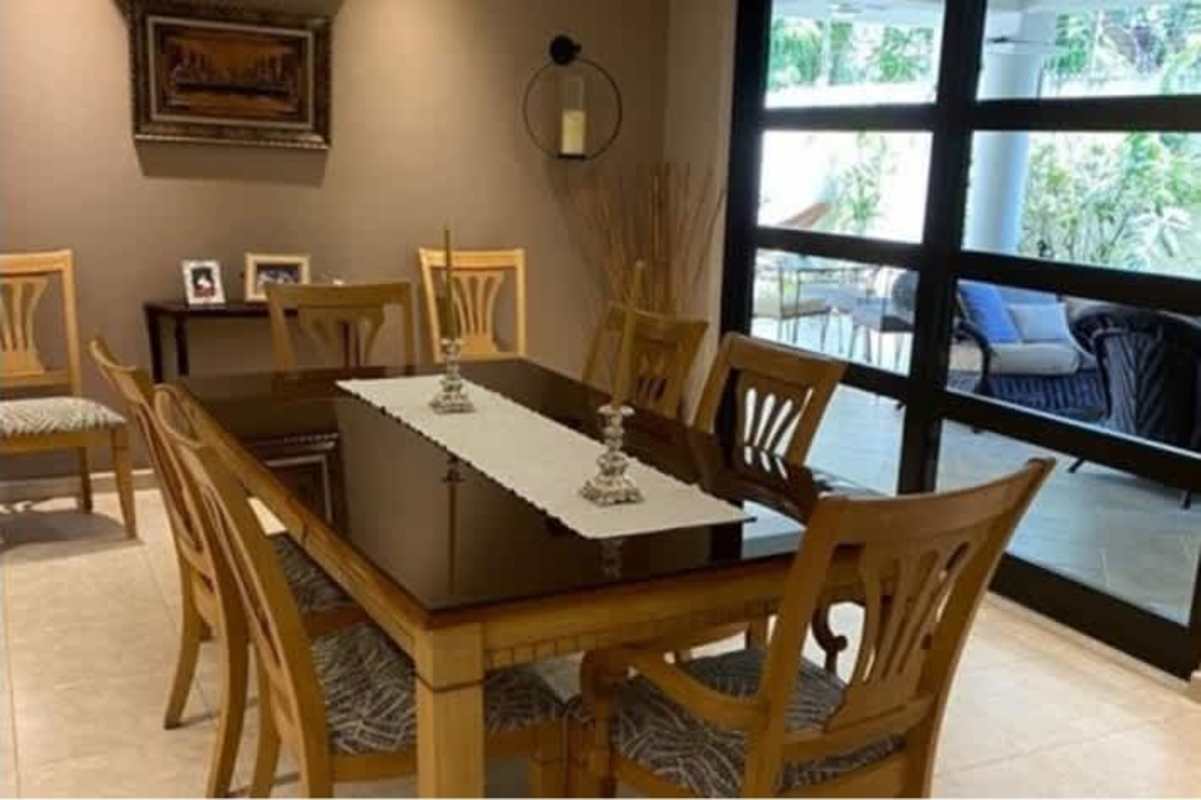 Living room with entertainment center, built-in bar and garden access Costa del Este duplex