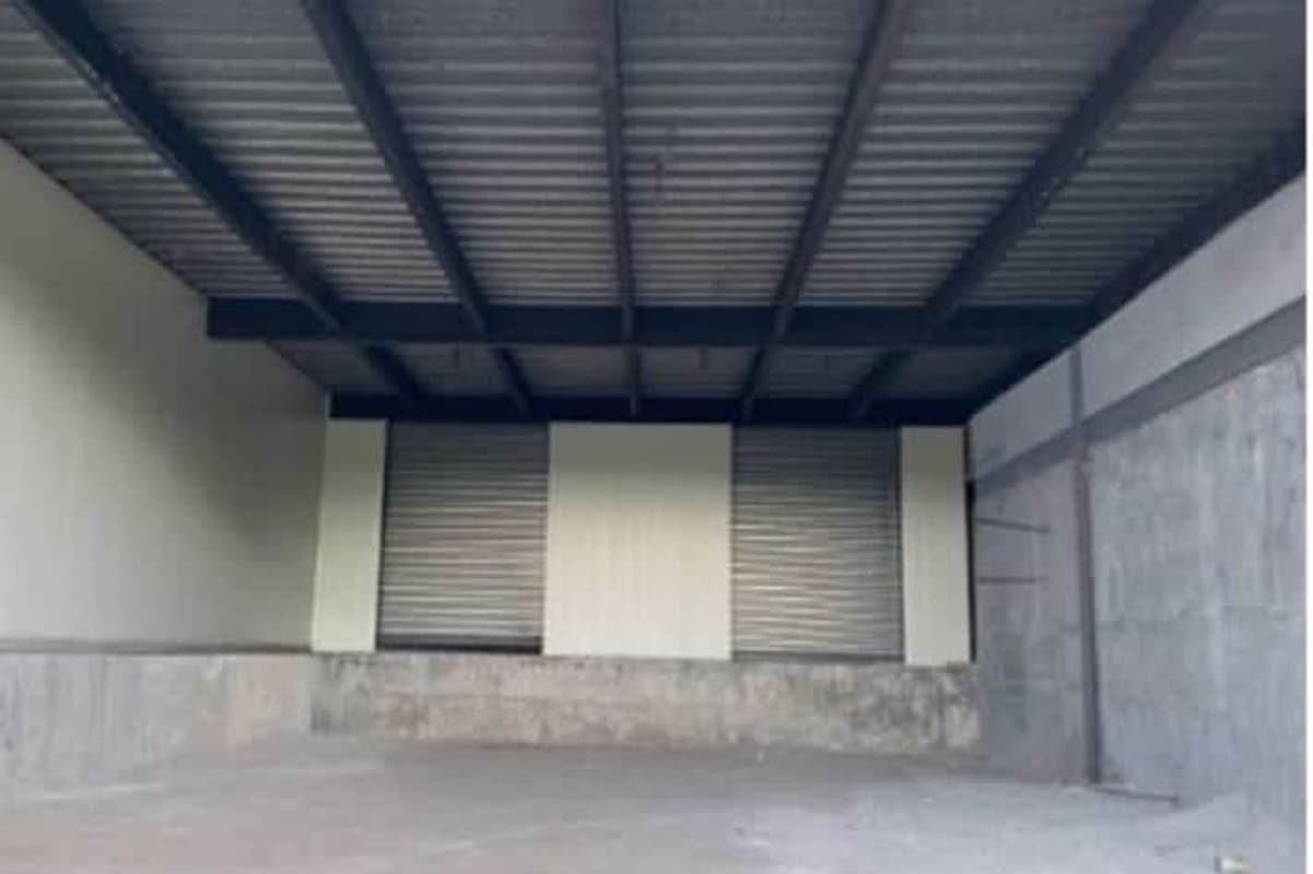 Interior storage loading platform with roll-up doors inside warehouse, Milla 8 Panama